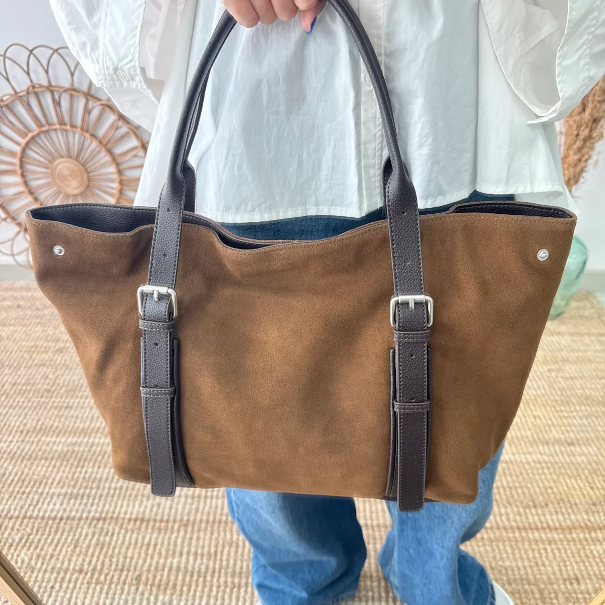 Bolso Shopper hebillas serraje y piel marrón - Imagen 2
