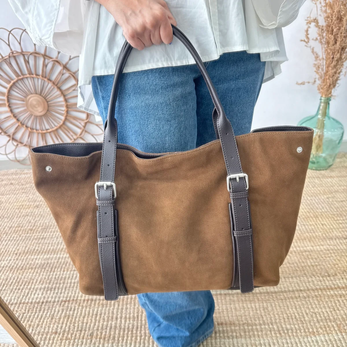 Bolso Shopper hebillas serraje y piel marrón - Imagen 4