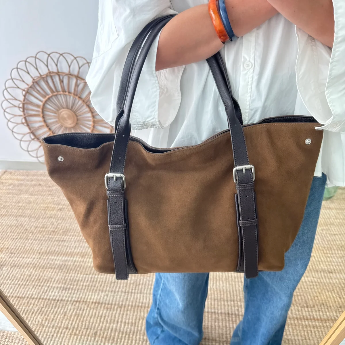 Bolso Shopper hebillas serraje y piel marrón - Imagen 7