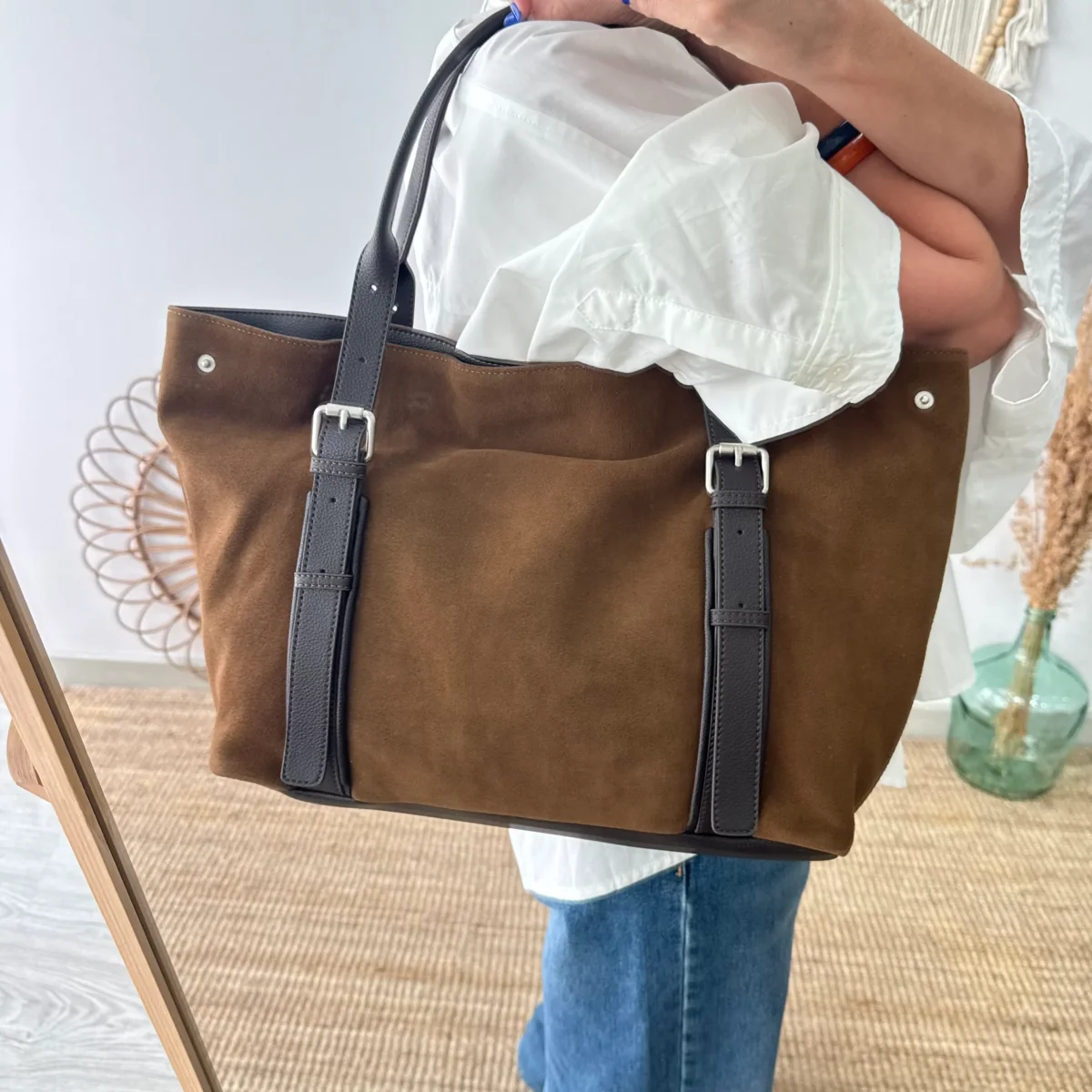 Bolso Shopper hebillas serraje y piel marrón - Imagen 6