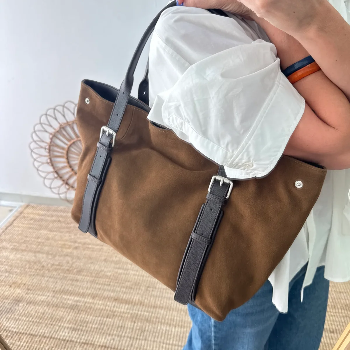 Bolso Shopper hebillas serraje y piel marrón - Imagen 3