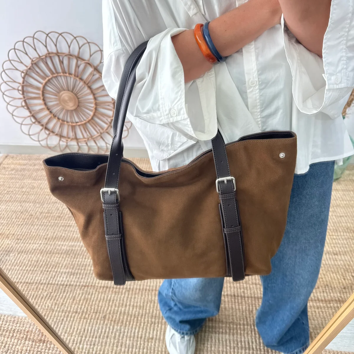 Bolso Shopper hebillas serraje y piel marrón - Imagen 8