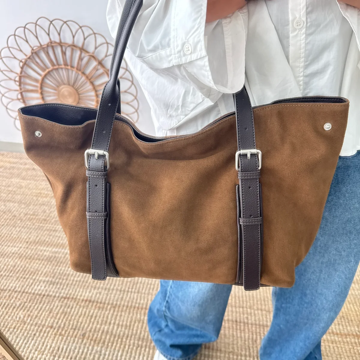 Bolso Shopper hebillas serraje y piel marrón - Imagen 9