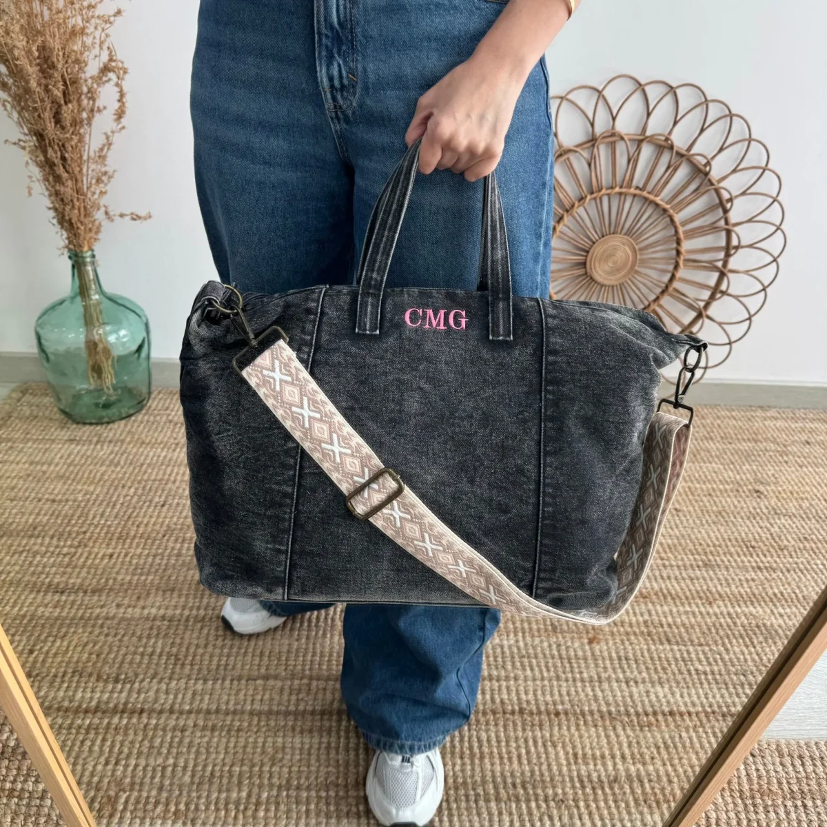 Bolsa denim ovalada negro iniciales bordadas - Imagen 7