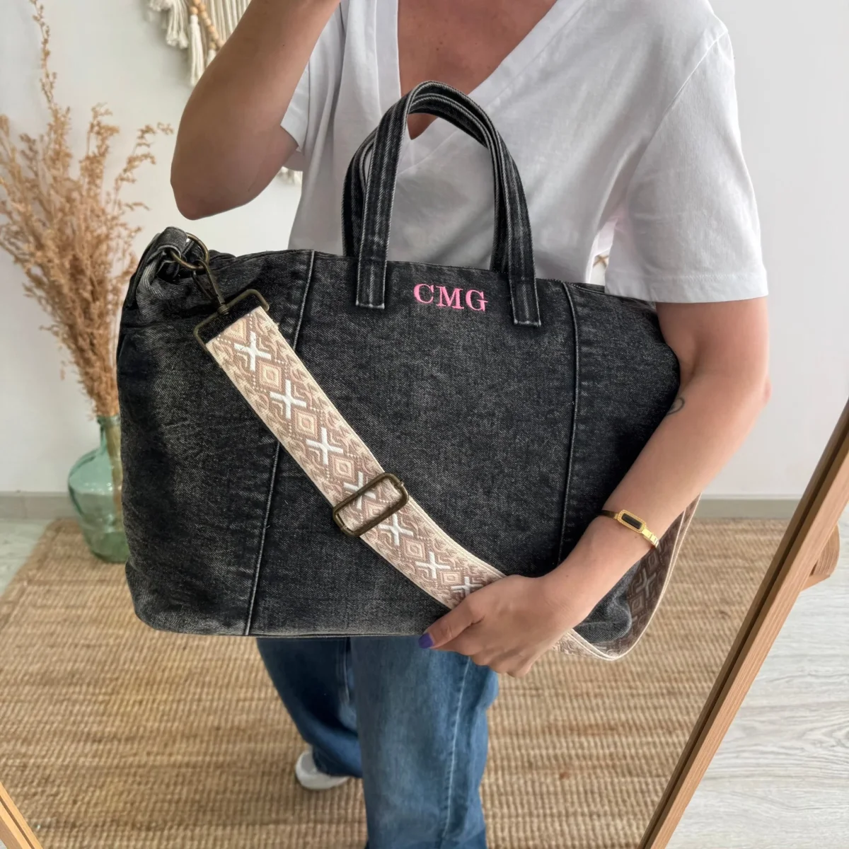 Bolsa denim ovalada negro iniciales bordadas - Imagen 3