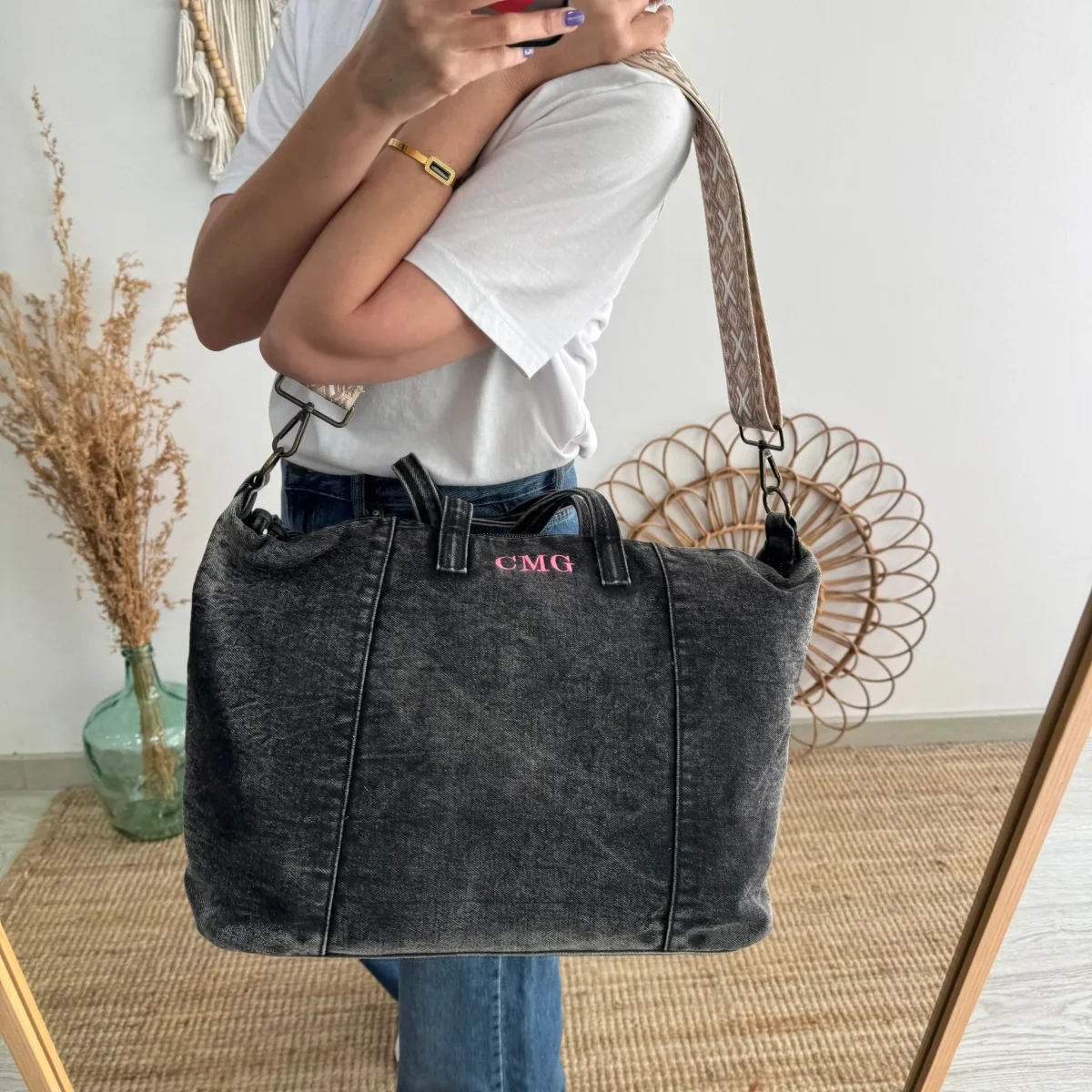 Bolsa denim ovalada negro iniciales bordadas - Imagen 9