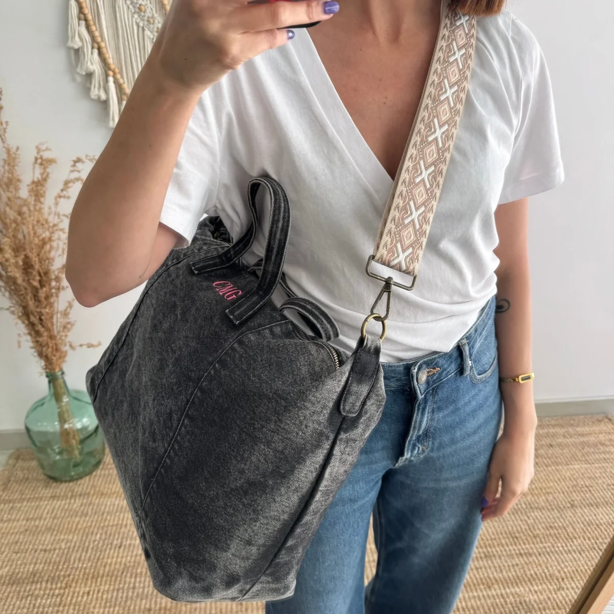 Bolsa denim ovalada negro iniciales bordadas - Imagen 5