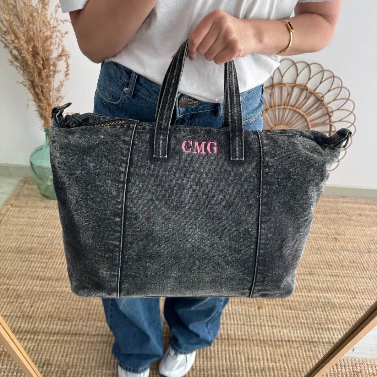 Bolsa denim ovalada negro iniciales bordadas - Imagen 8