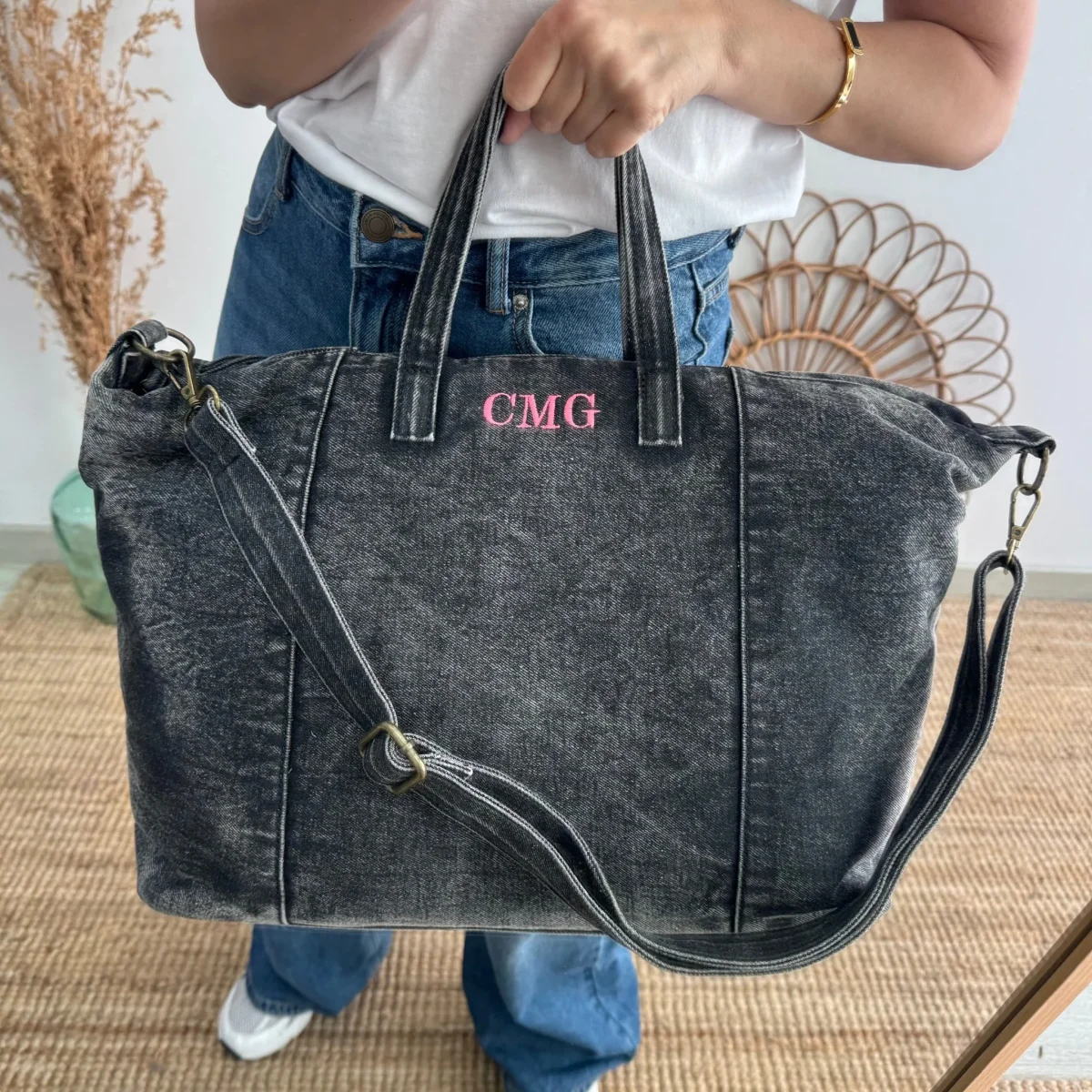 Bolsa denim ovalada negro iniciales bordadas - Imagen 4