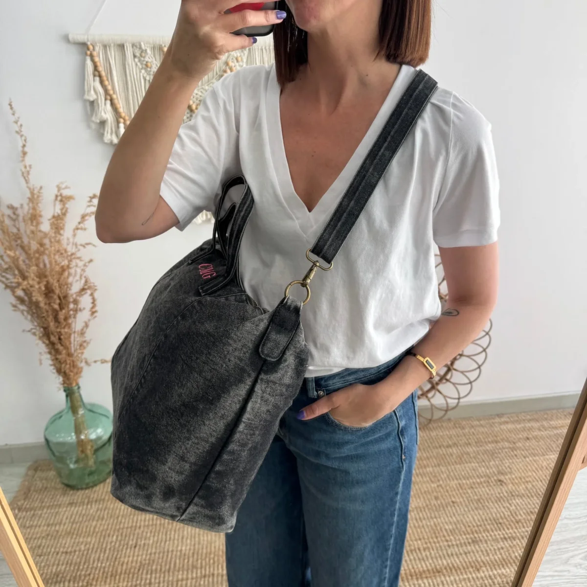 Bolsa denim ovalada negro iniciales bordadas - Imagen 6