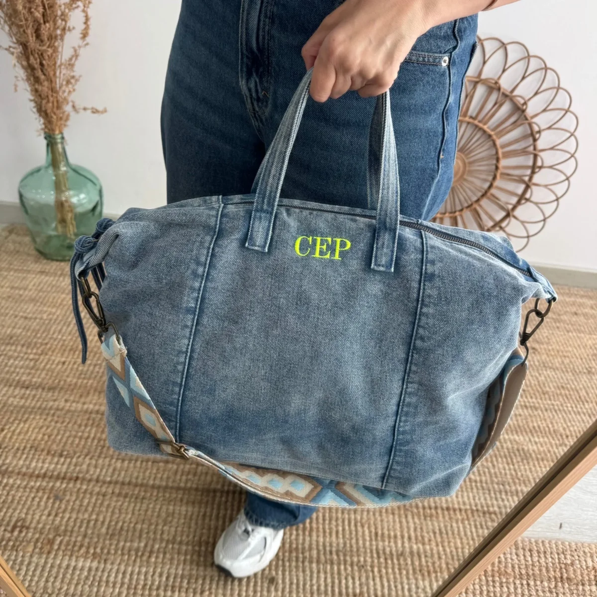Bolsa denim ovalada azul iniciales bordadas - Imagen 7