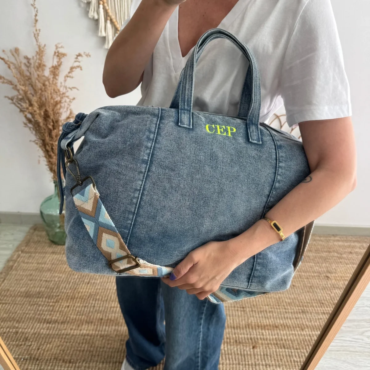Bolsa denim ovalada azul iniciales bordadas