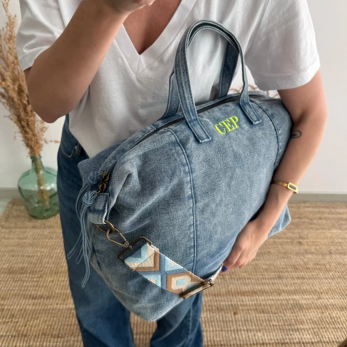 Bolsa denim ovalada azul iniciales bordadas - Imagen 5