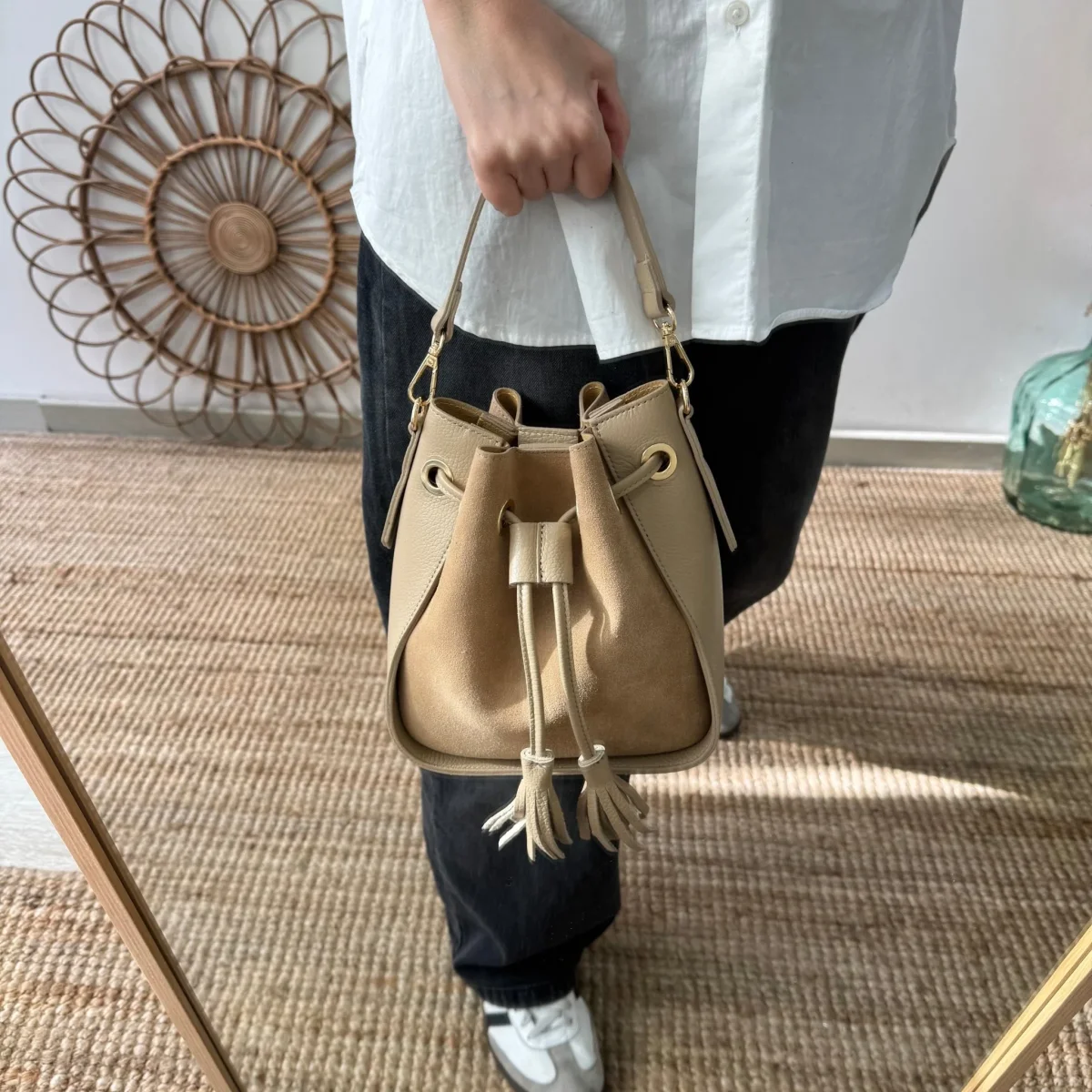 Bolso bucket combinado serraje y piel taupe pompón iniciales bordadas - Imagen 5