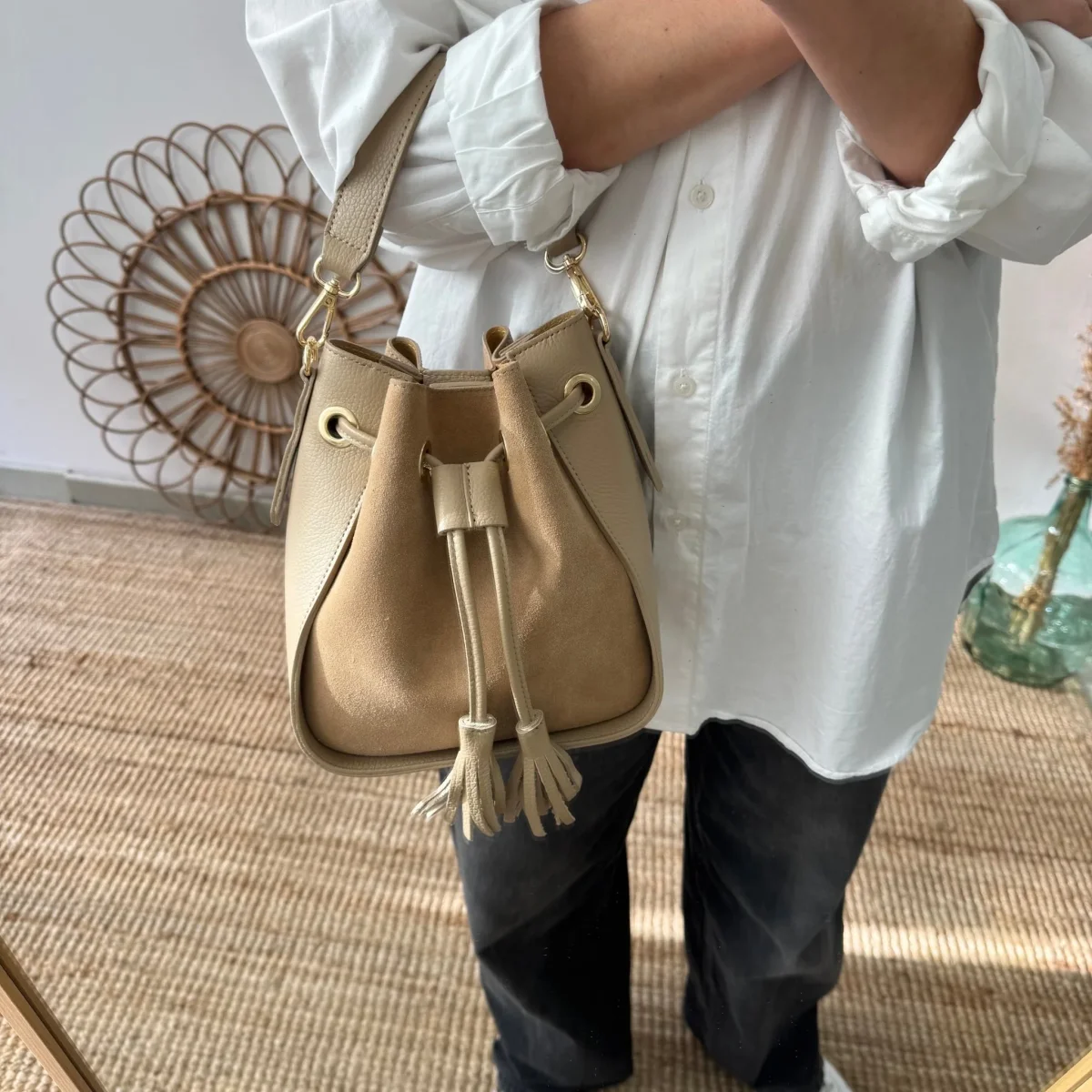 Bolso bucket combinado serraje y piel taupe pompón iniciales bordadas - Imagen 6