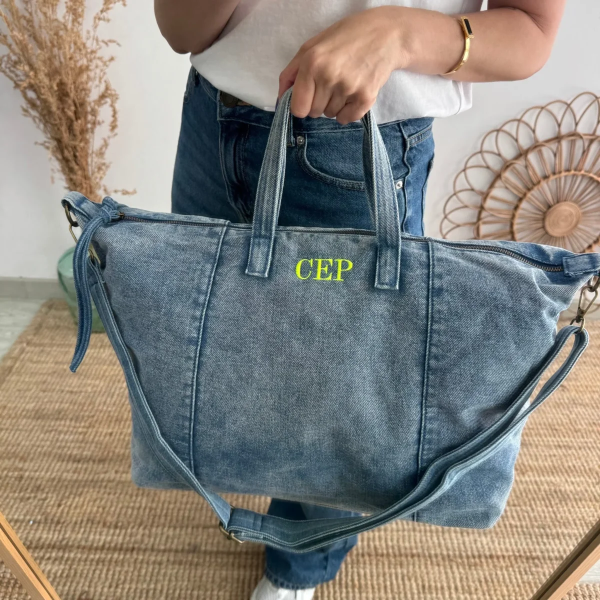 Bolsa denim ovalada azul iniciales bordadas - Imagen 3