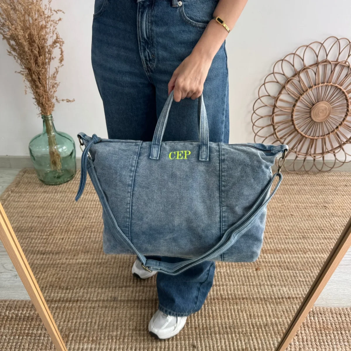Bolsa denim ovalada azul iniciales bordadas - Imagen 9