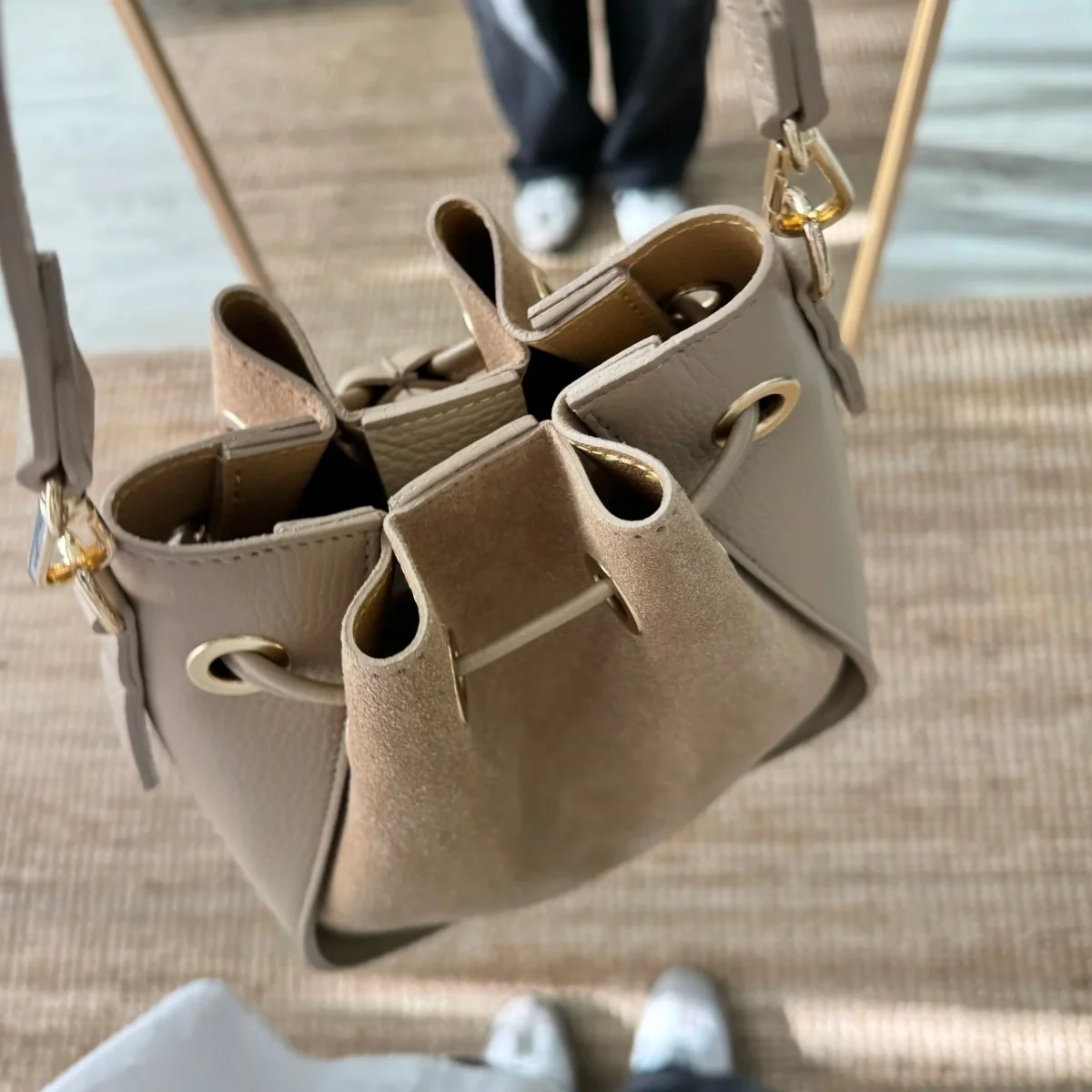 Bolso bucket combinado serraje y piel taupe pompón iniciales bordadas - Imagen 9
