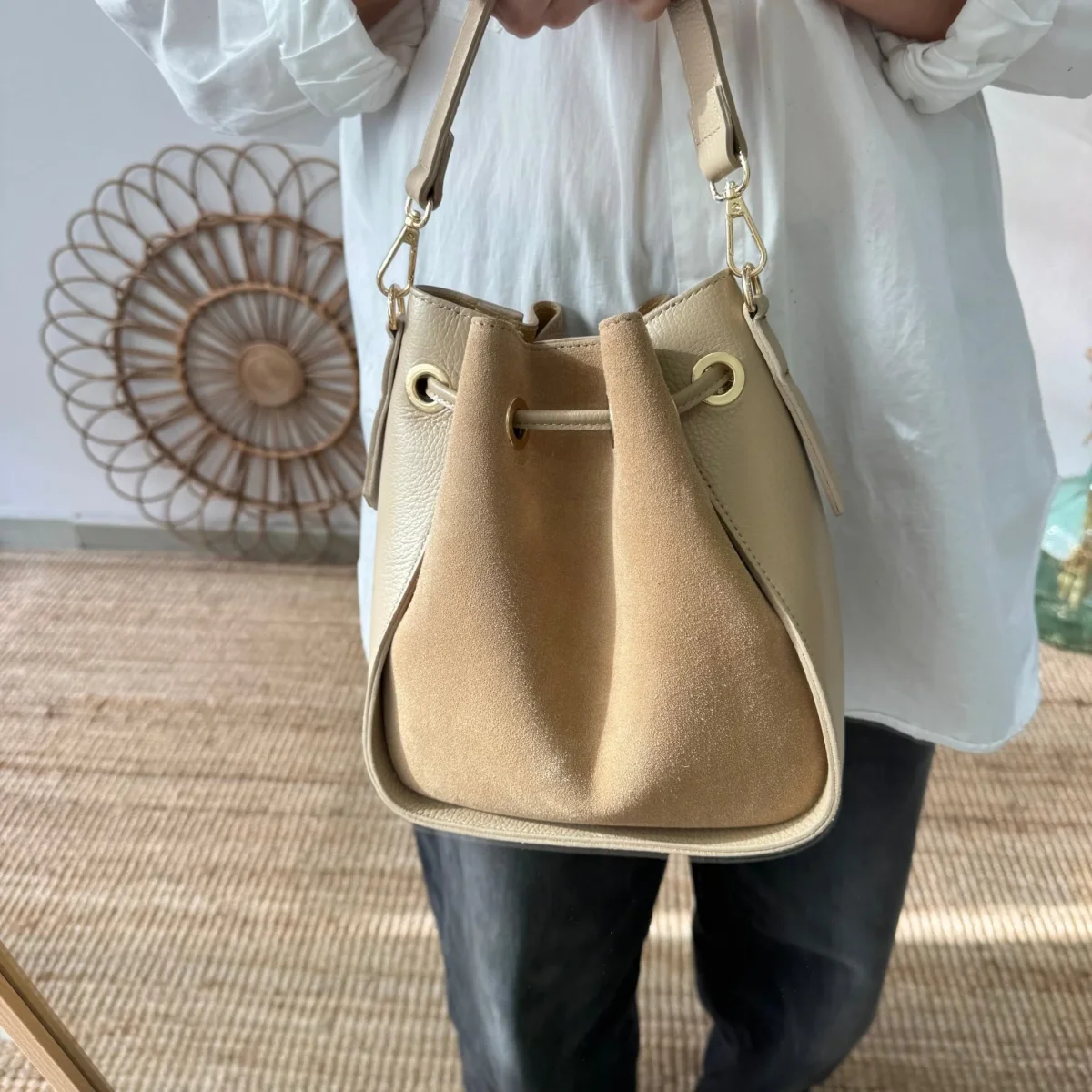 Bolso bucket combinado serraje y piel taupe pompón iniciales bordadas - Imagen 8