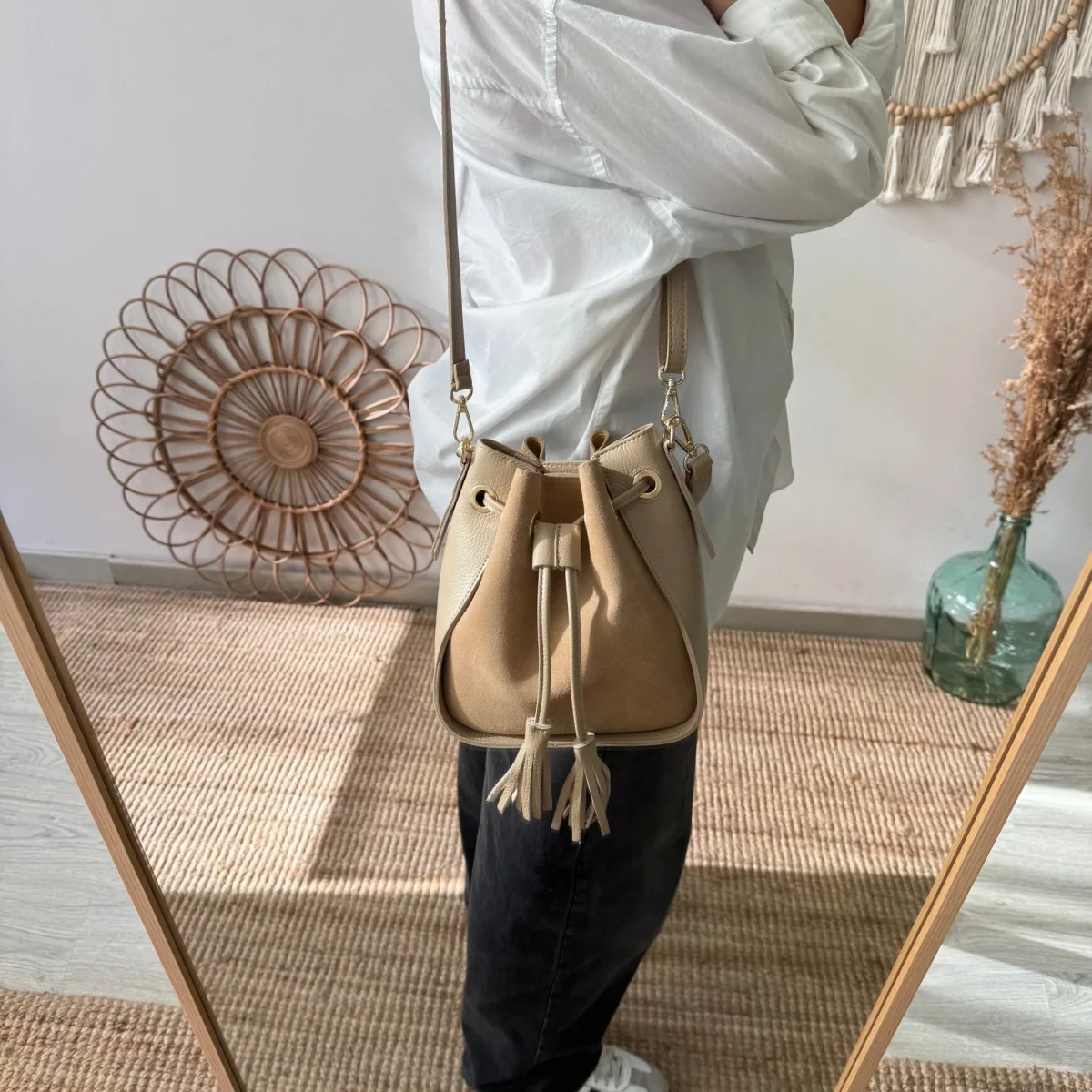 Bolso bucket combinado serraje y piel taupe pompón iniciales bordadas - Imagen 4