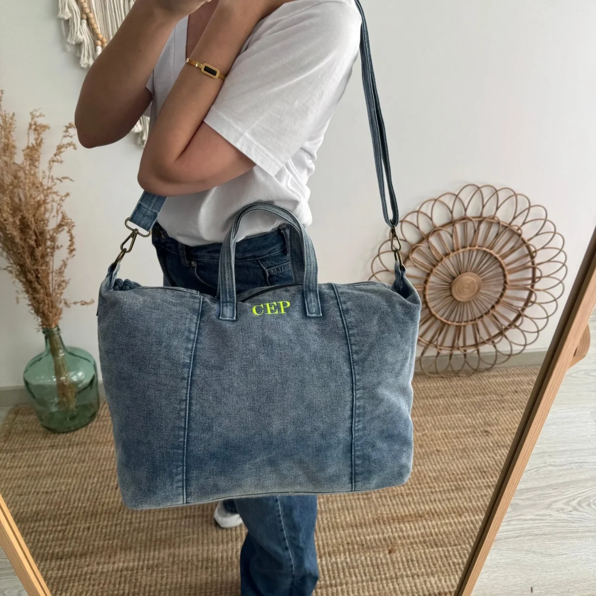 Bolsa denim ovalada azul iniciales bordadas - Imagen 4