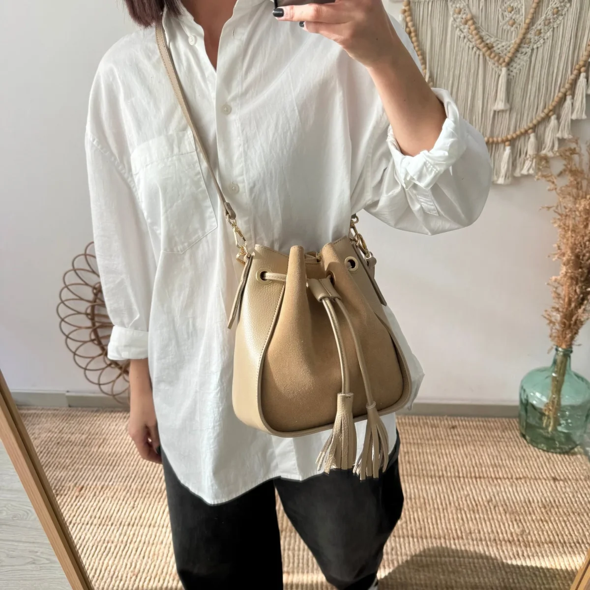 Bolso bucket combinado serraje y piel taupe pompón iniciales bordadas - Imagen 3
