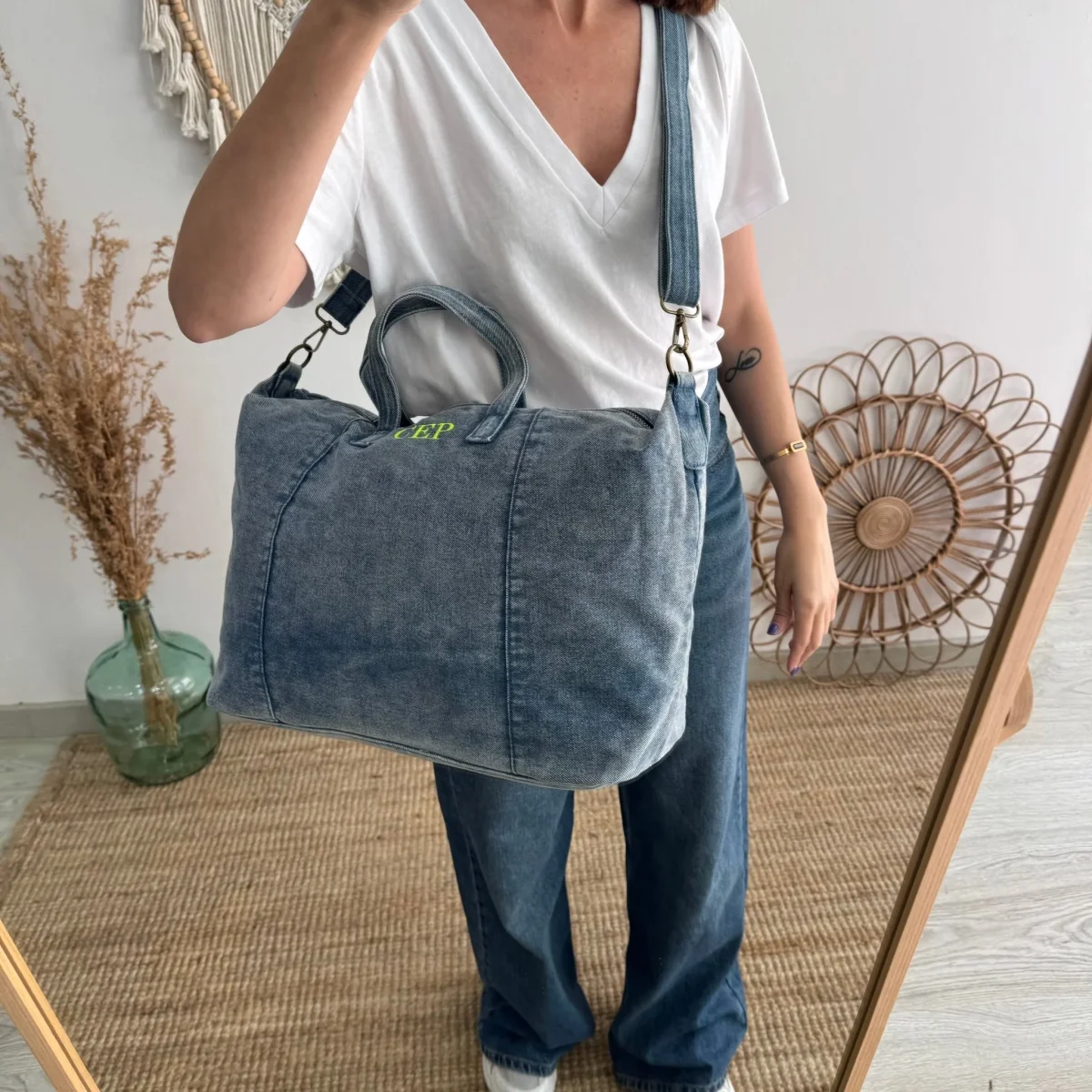 Bolsa denim ovalada azul iniciales bordadas - Imagen 6