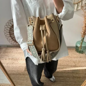 Bolso bucket combinado serraje y piel taupe pompón iniciales bordadas