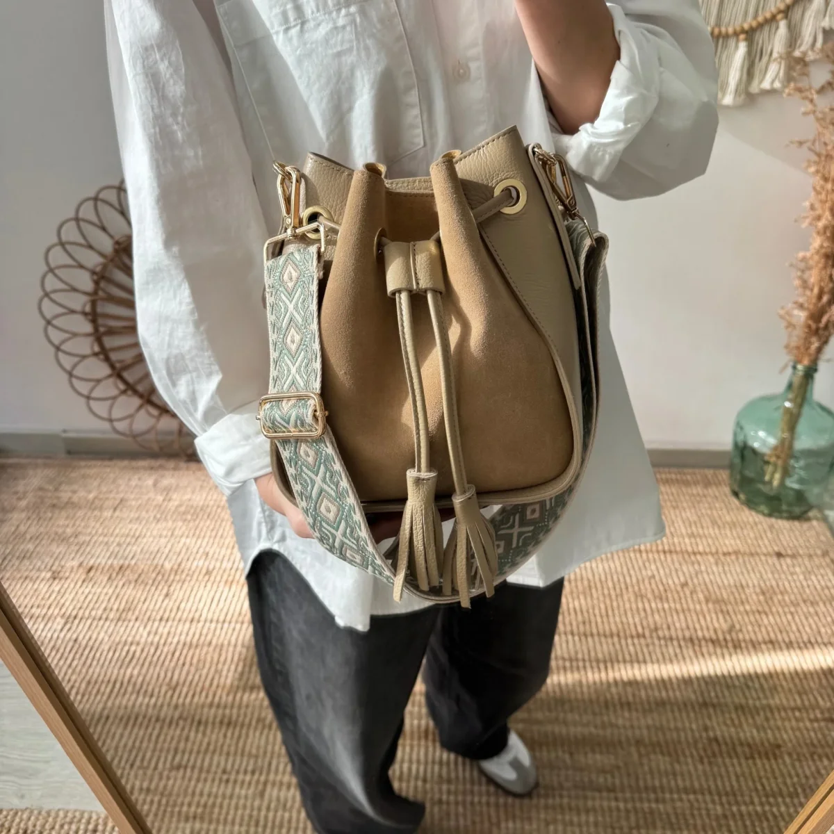 Bolso bucket combinado serraje y piel taupe pompón iniciales bordadas - Imagen 2