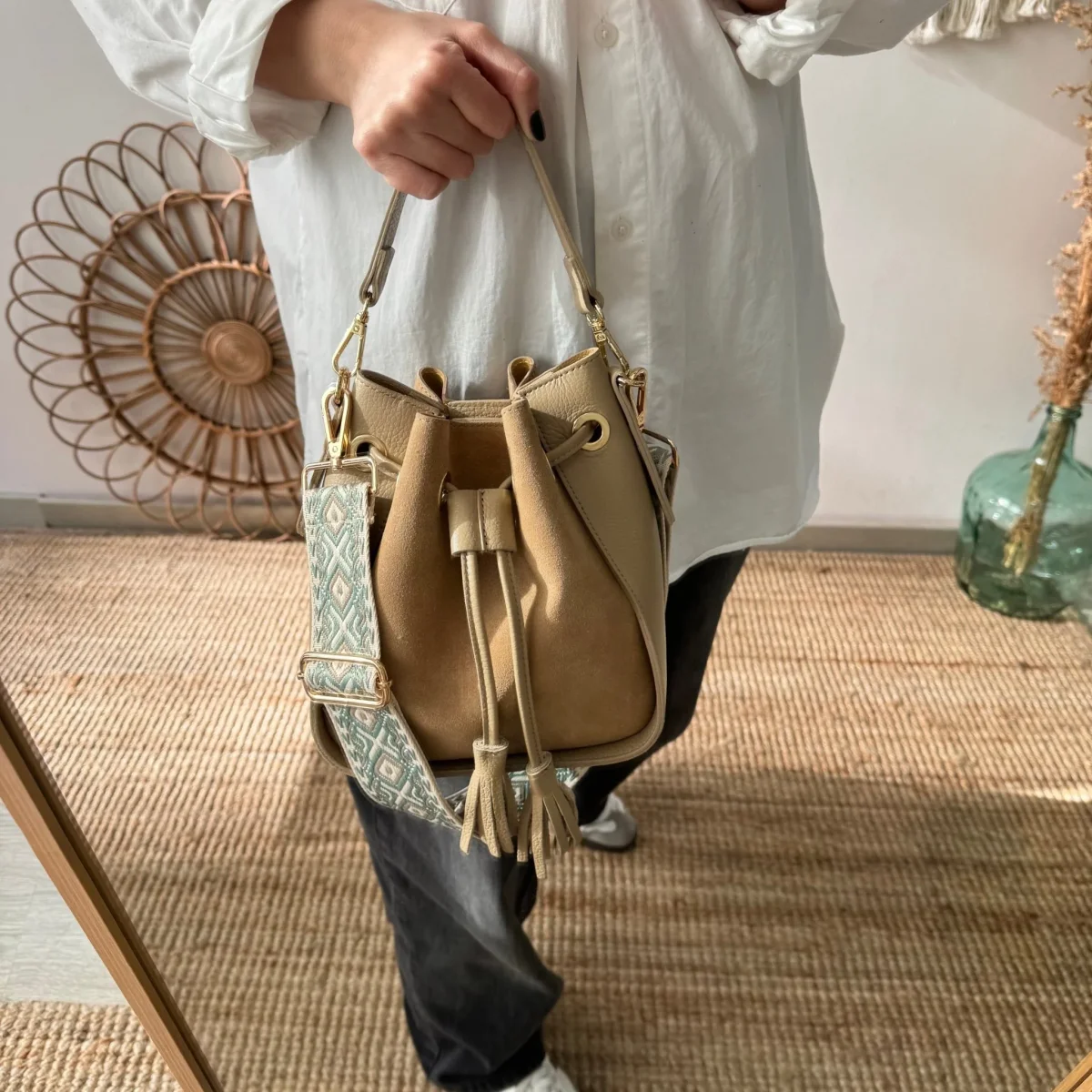 Bolso bucket combinado serraje y piel taupe pompón iniciales bordadas - Imagen 7
