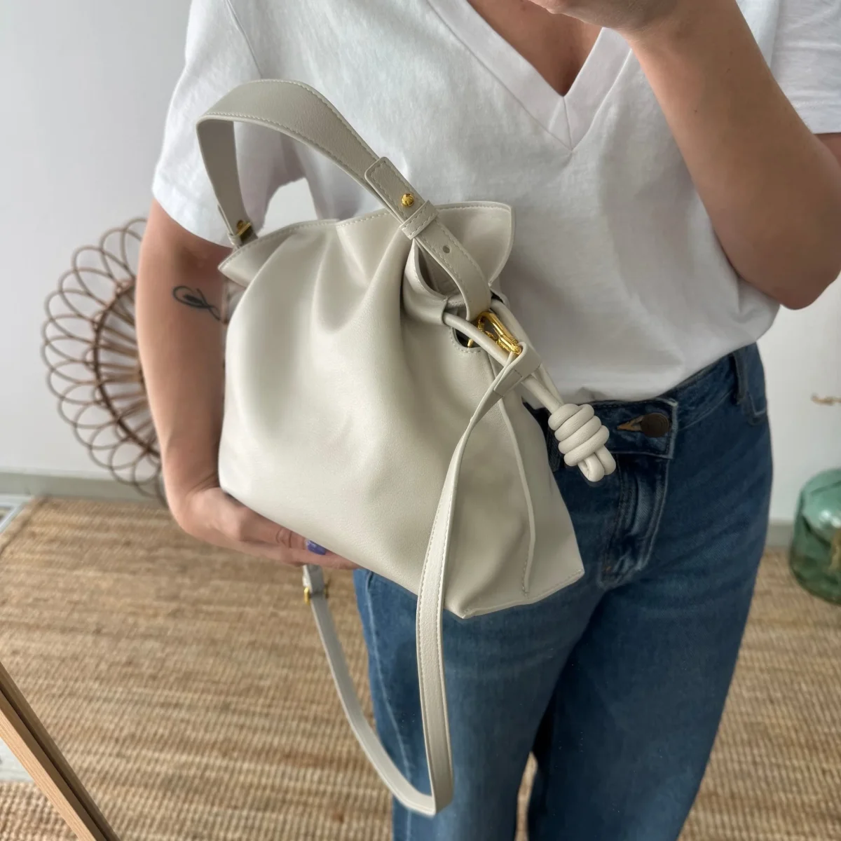 Bolso fruncido piel beige - Imagen 5