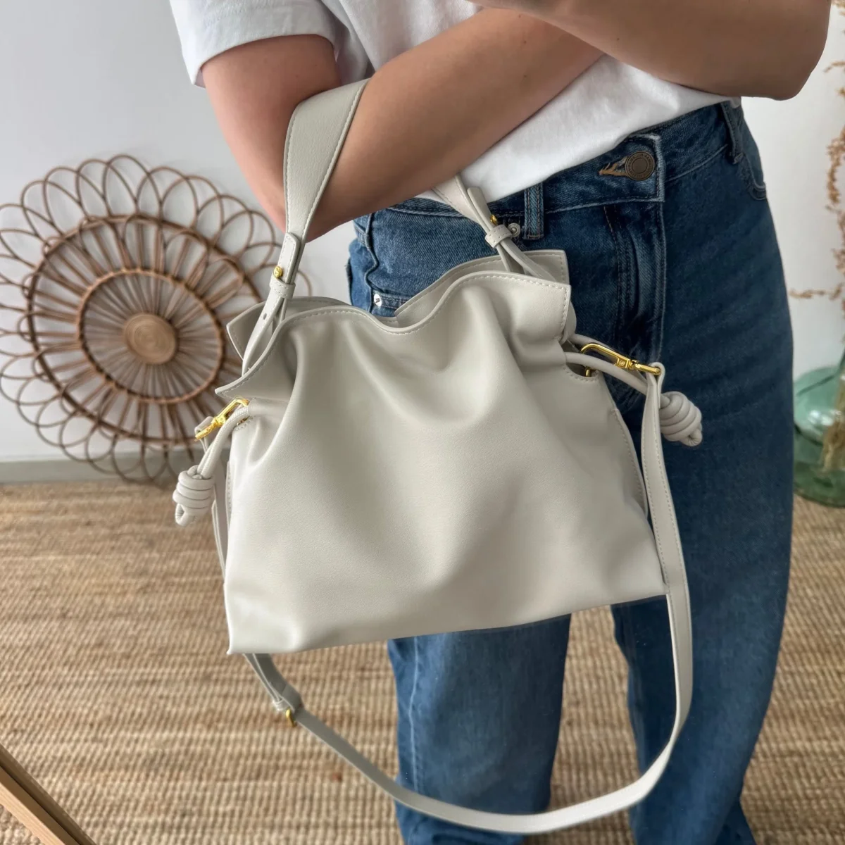 Bolso fruncido piel beige