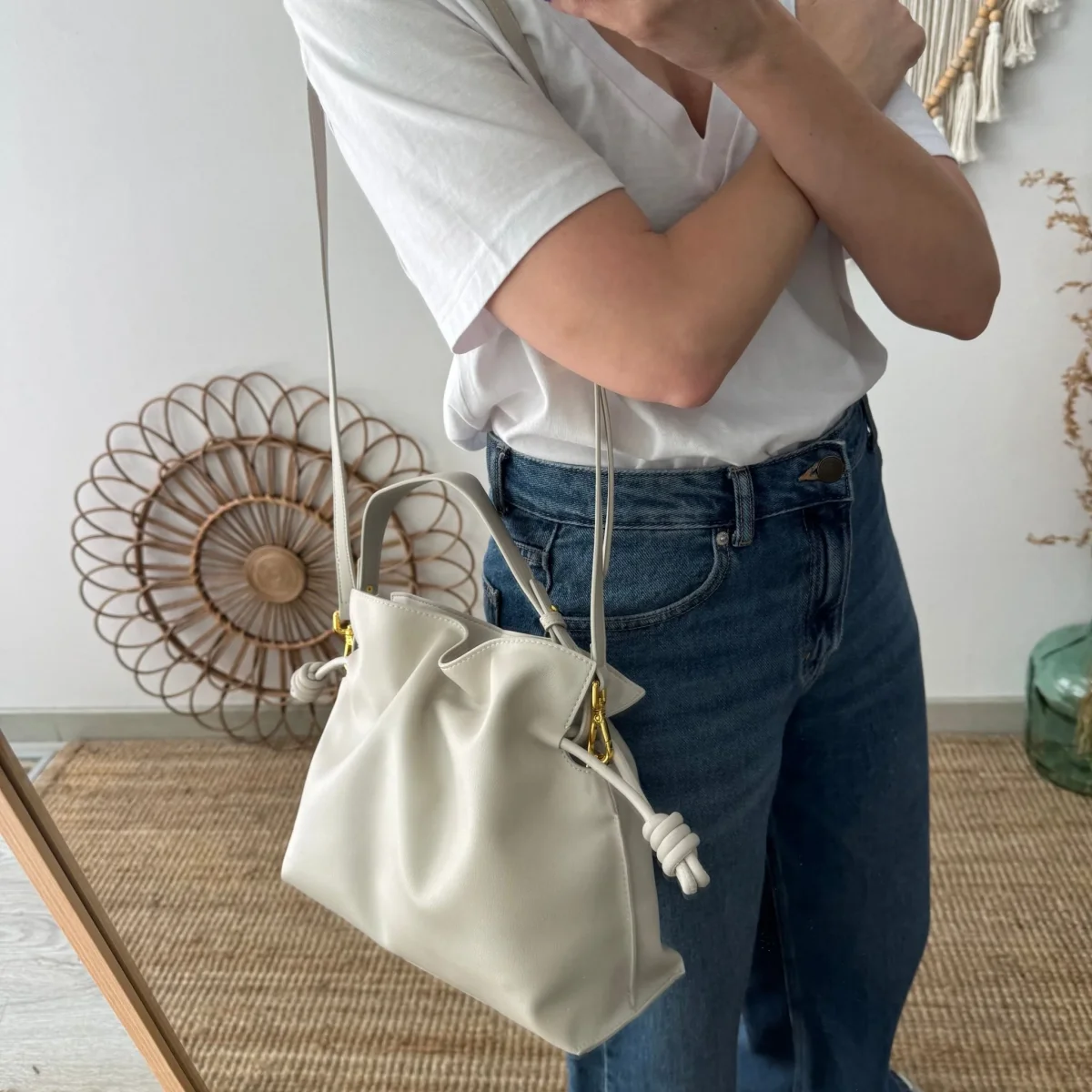 Bolso fruncido piel beige - Imagen 6