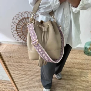 Bolso bucket piel taupe grande pompón iniciales bordadas