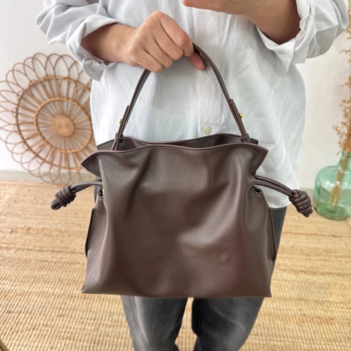 Bolso fruncido piel marrón - Imagen 2