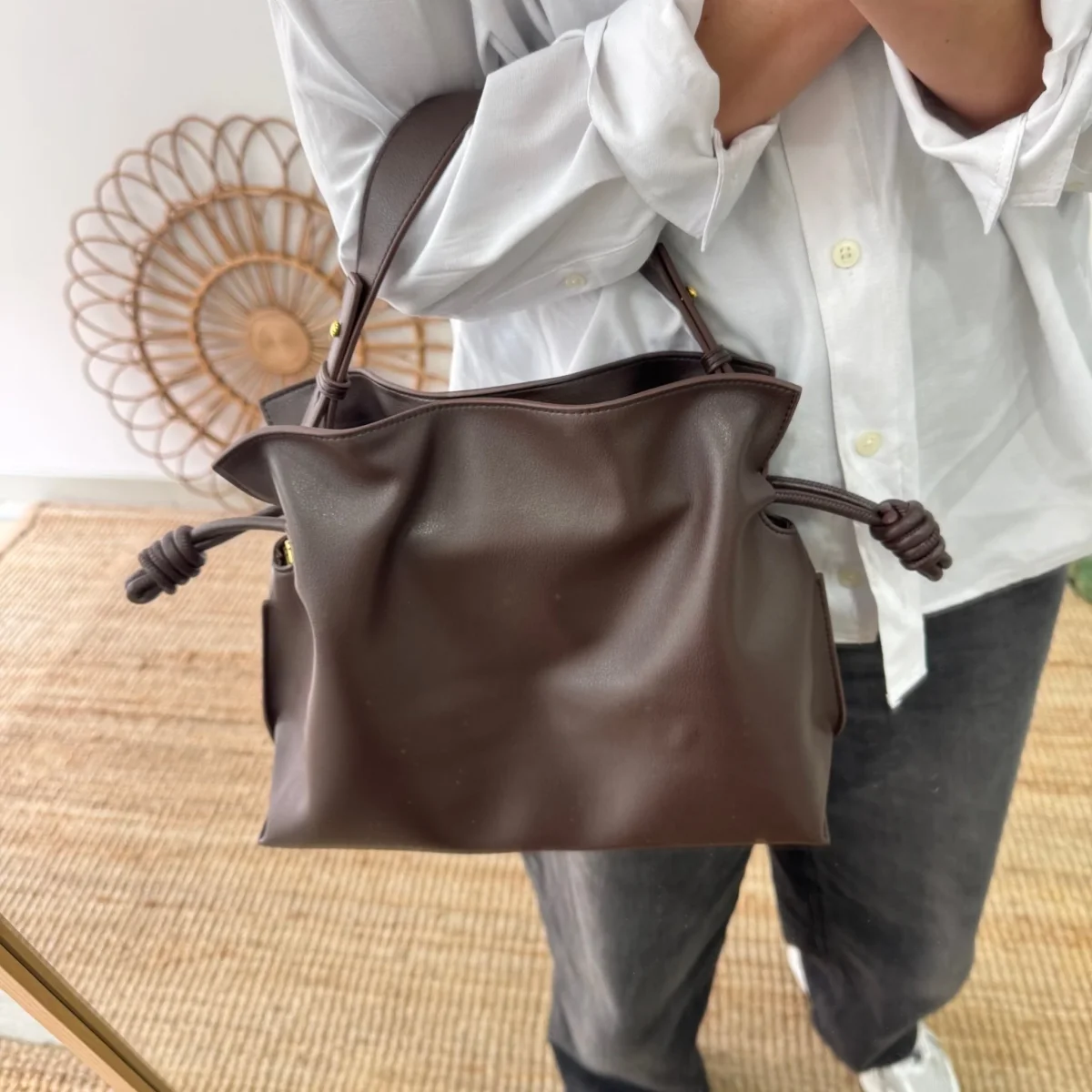 Bolso fruncido piel marrón - Imagen 9