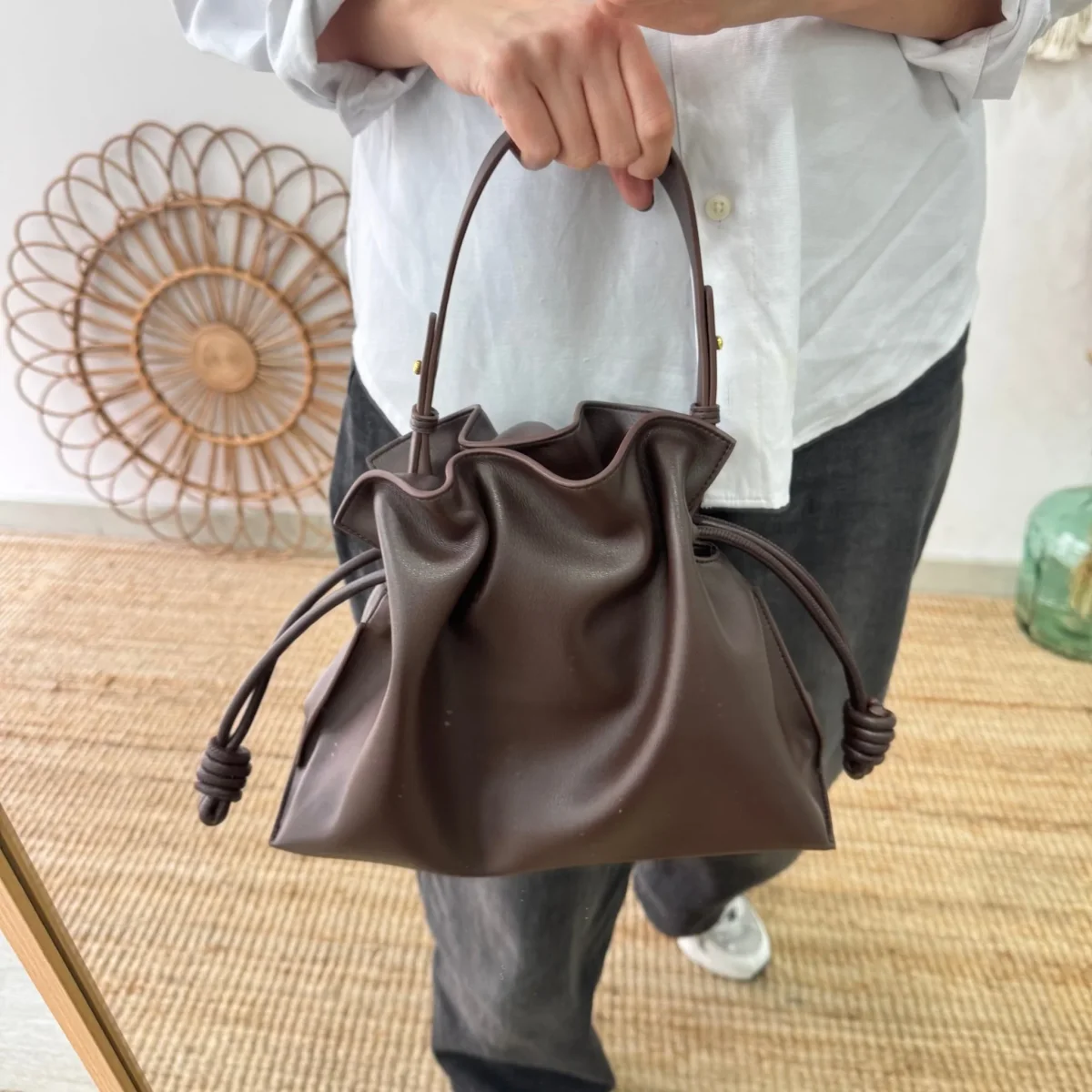 Bolso fruncido piel marrón - Imagen 4