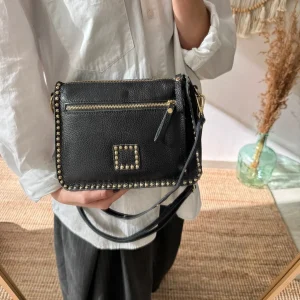 Bolso negro piel tachuelas doradas
