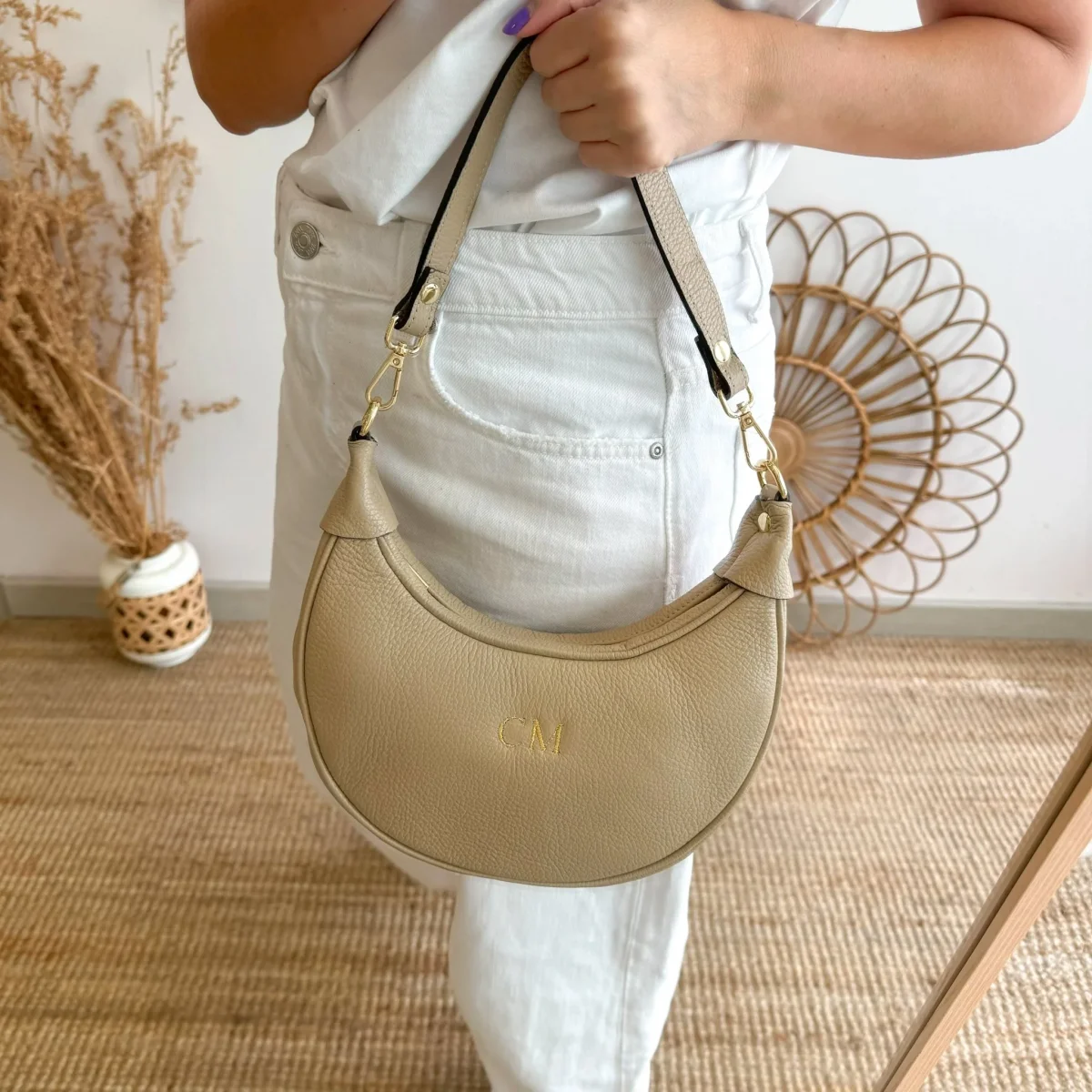 Bolso media luna piel taupe iniciales bordadas - Imagen 3