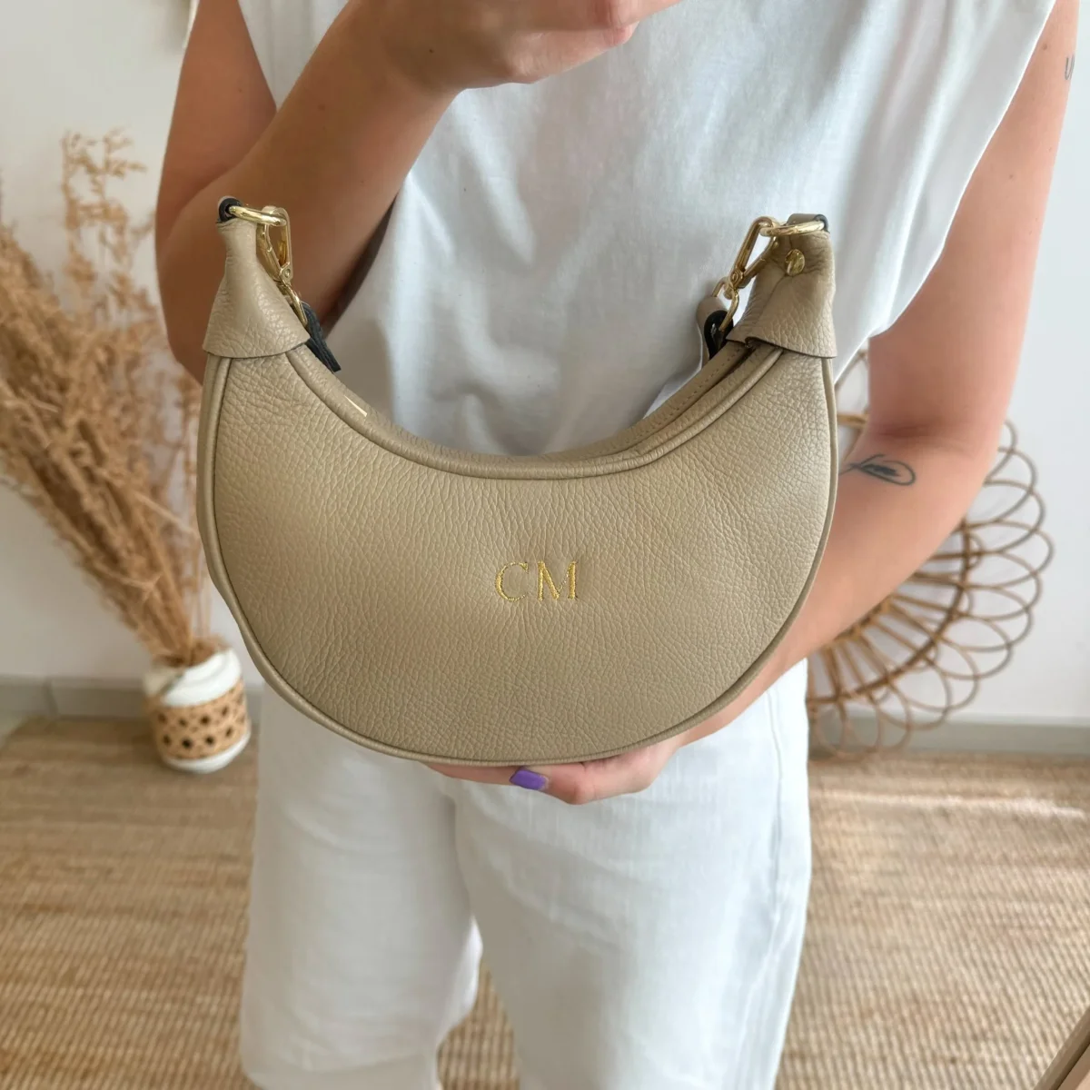 Bolso media luna piel taupe iniciales bordadas - Imagen 5
