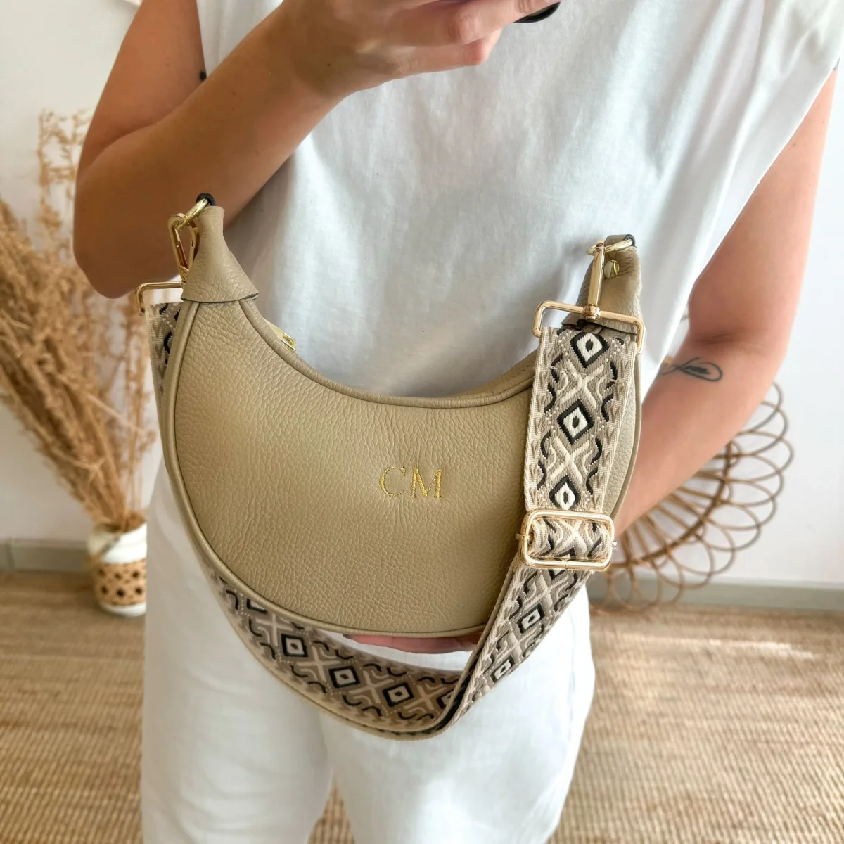 Bolso media luna piel taupe iniciales bordadas - Imagen 2