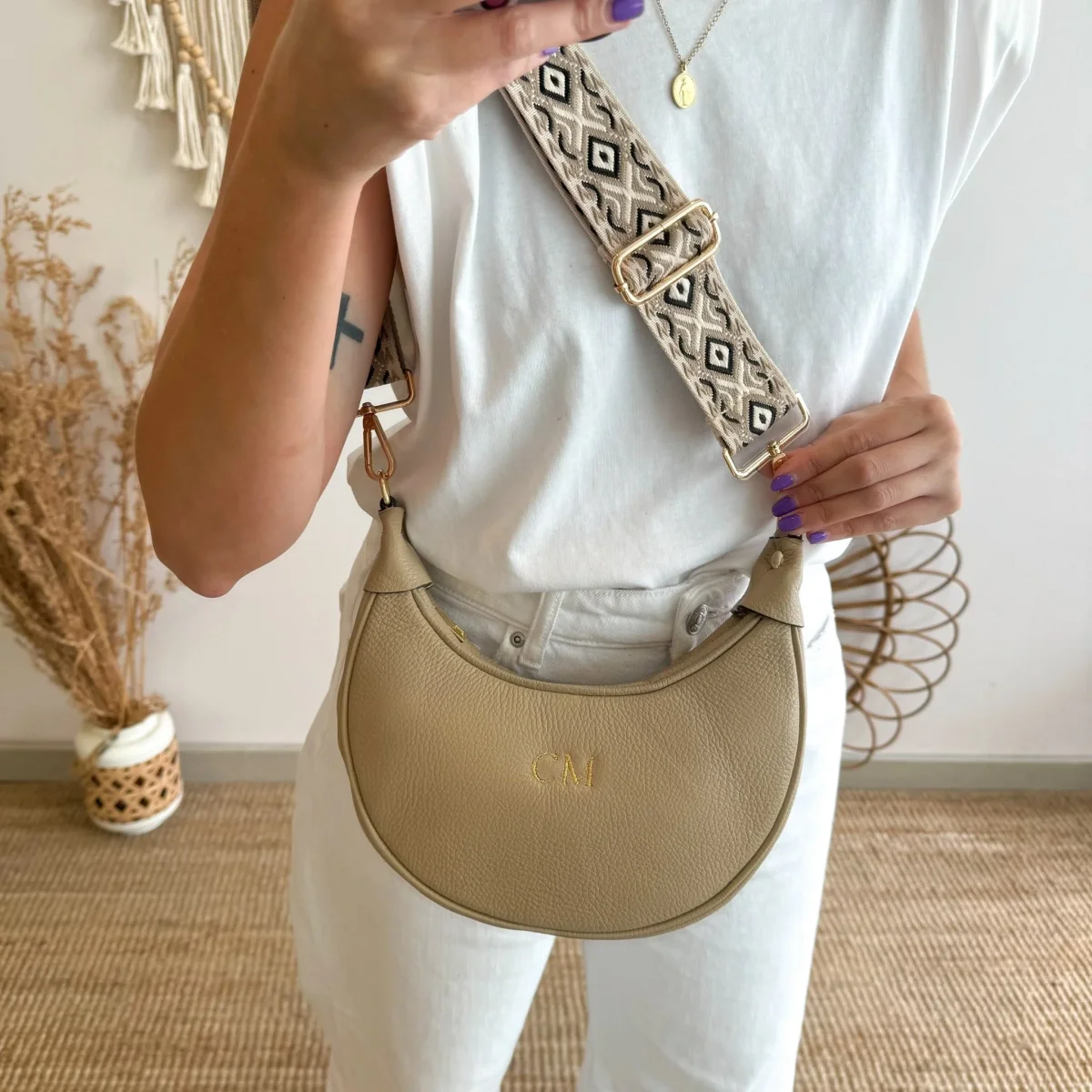Bolso media luna piel taupe iniciales bordadas - Imagen 4