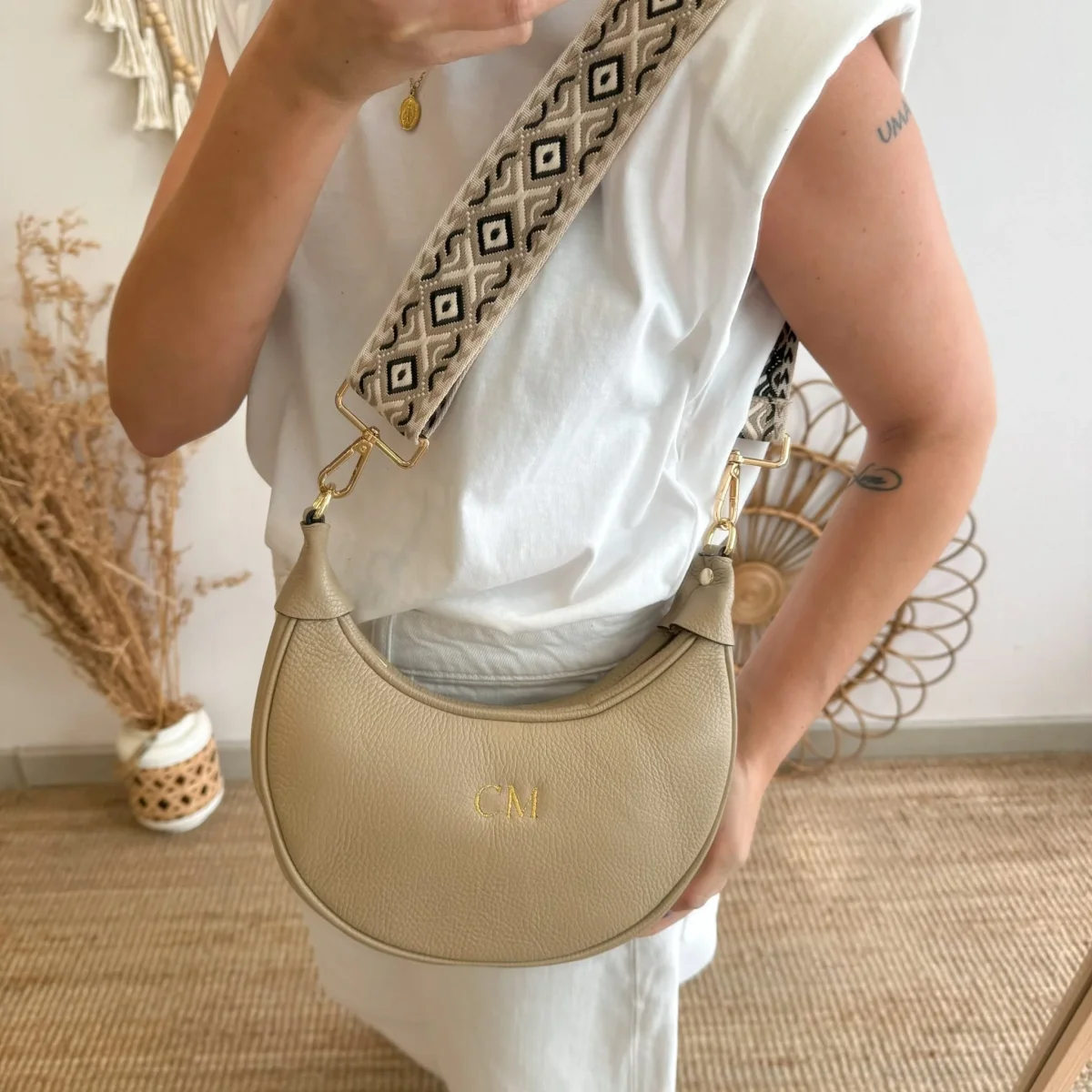 Bolso media luna piel taupe iniciales bordadas - Imagen 6