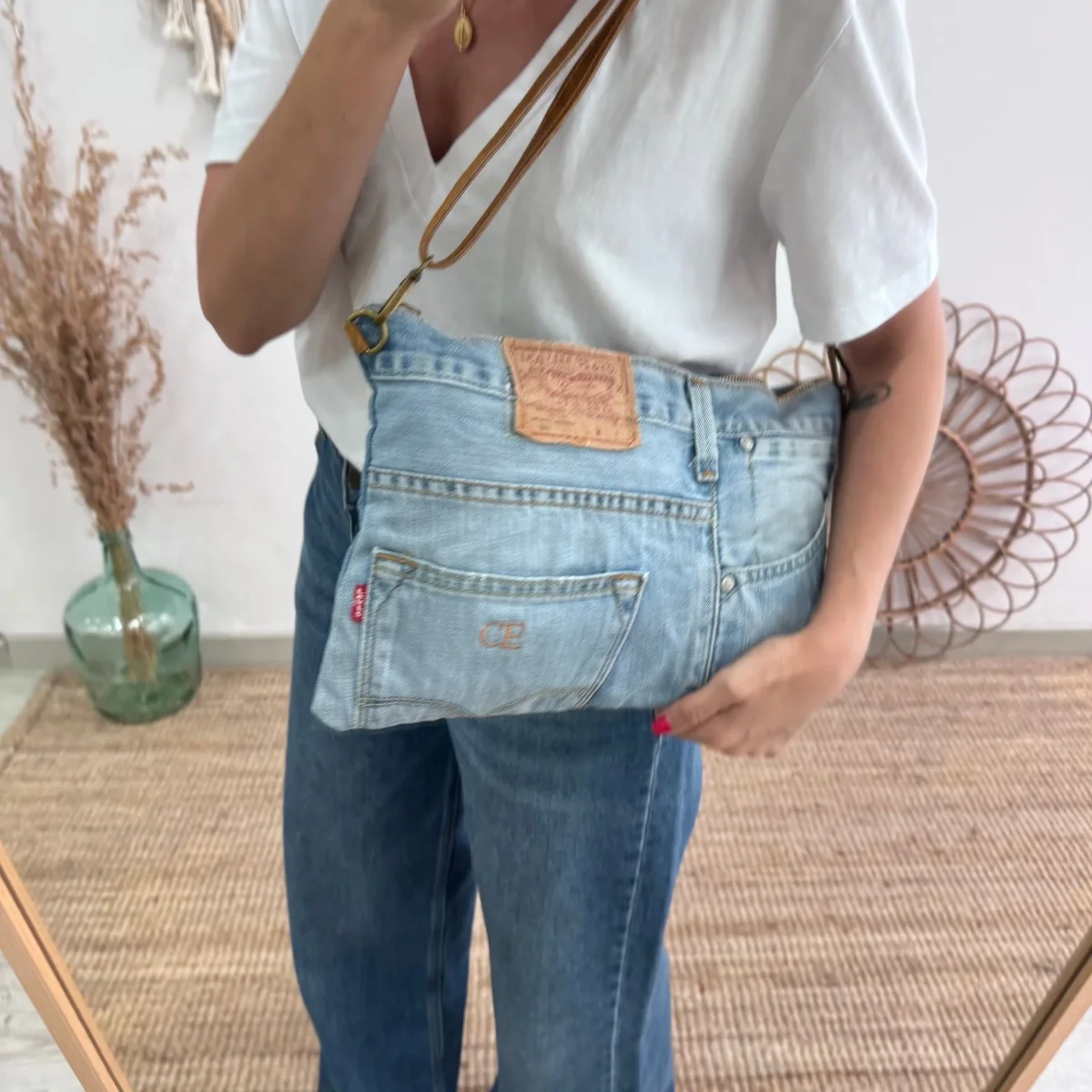 Bandolera denim asas piel camel iniciales bordadas - Imagen 8
