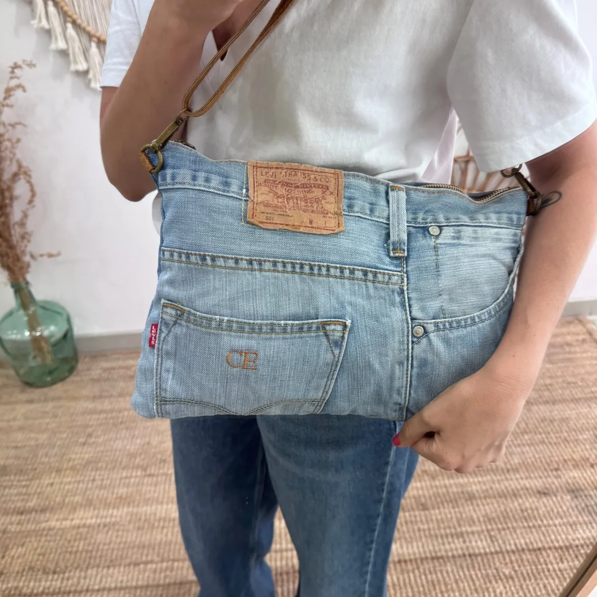 Bandolera denim asas piel camel iniciales bordadas - Imagen 7