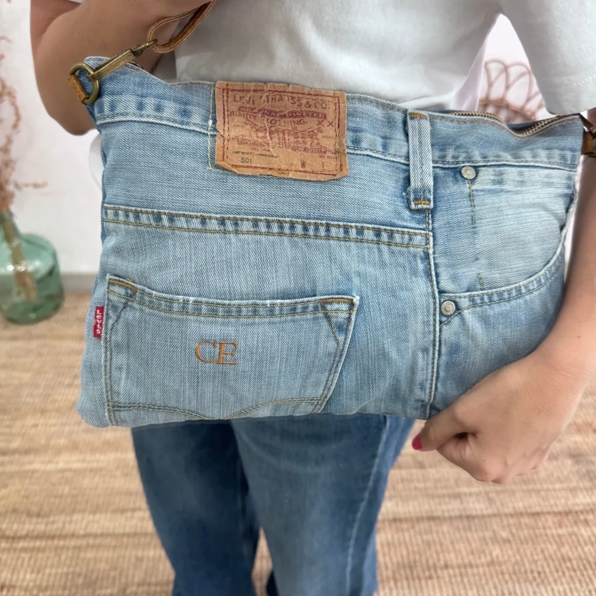 Bandolera denim asas piel camel iniciales bordadas - Imagen 3