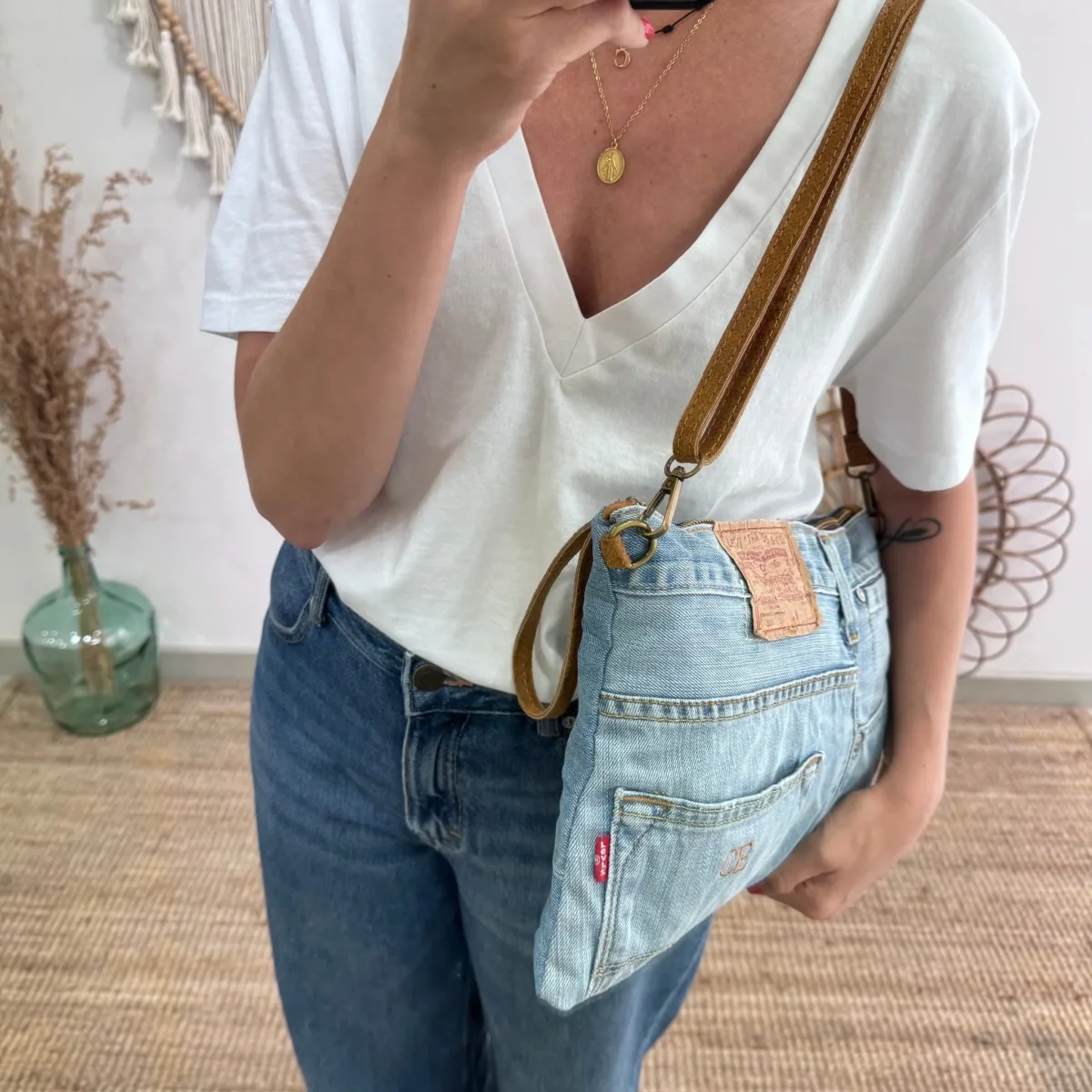 Bandolera denim asas piel camel iniciales bordadas - Imagen 4
