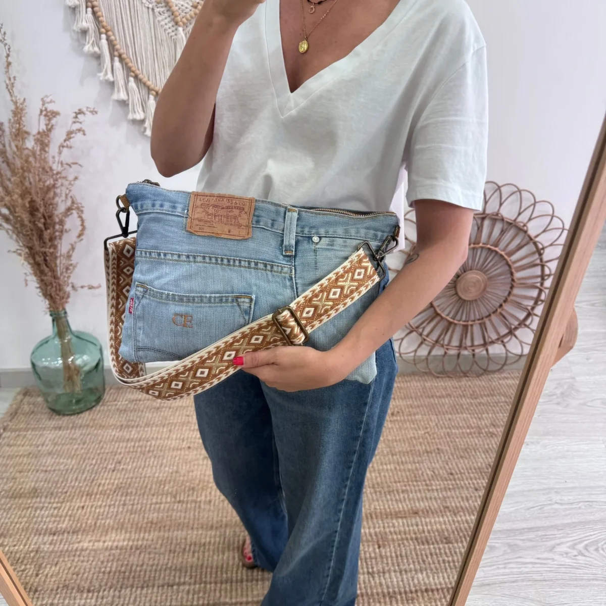 Bandolera denim asas piel camel iniciales bordadas - Imagen 5