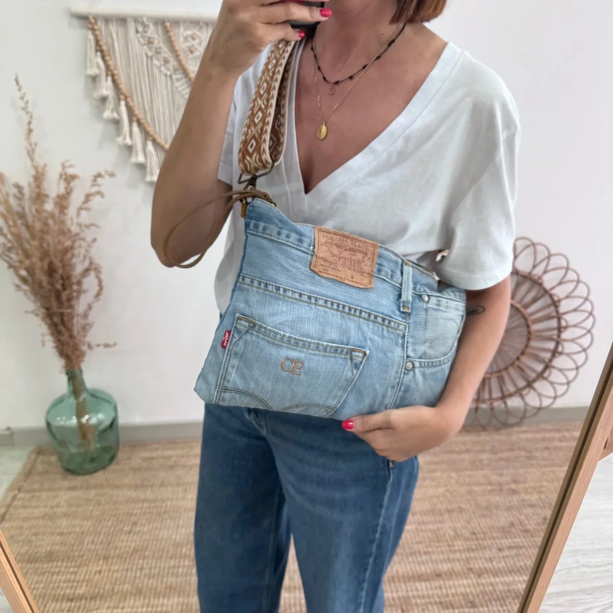 Bandolera denim asas piel camel iniciales bordadas - Imagen 6