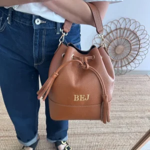 Bolso bucket piel camel grande pompón iniciales bordadas